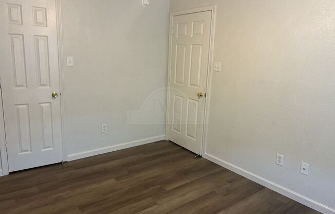 2 beds, 1 bath, $700, Unit 1304 Dugger Unit D