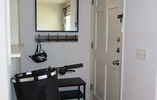 Hyde Park Country Condo - Furnished - 1BD/1BA - Covered Parking -Close to Everything