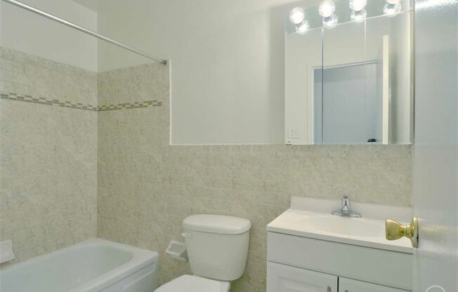 2 beds, 1 bath, 925 sqft, $1,459, Unit F302