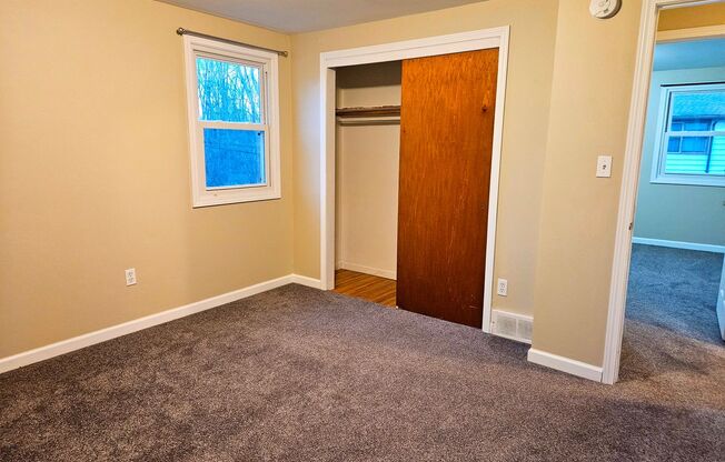 3 beds, 1 bath, $1,550, Unit Upper Unit