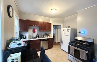 3 beds, 1 bath, $2,900, Unit 3