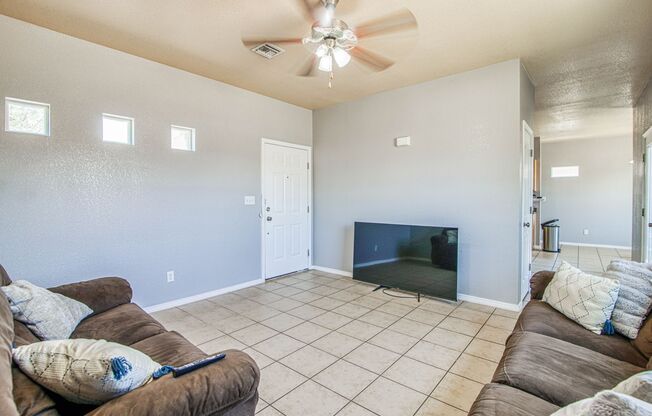 Beautiful house with 3 beds/2.5 baths near by Fortbliss