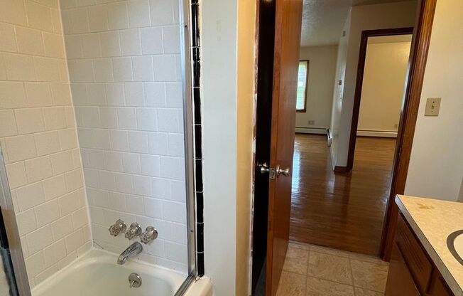 2 beds, 1 bath, 903 sqft, $1,250, Unit B-5