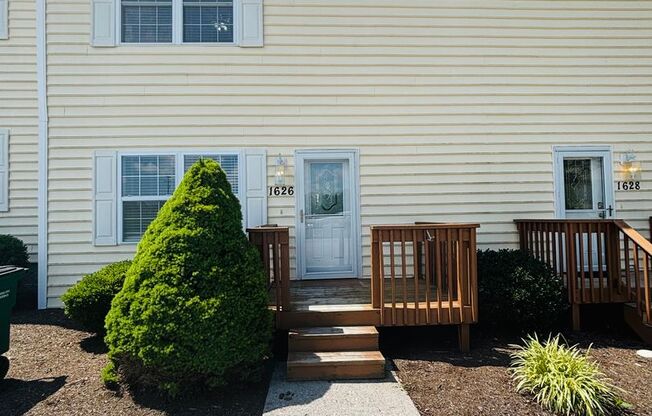 Conveniently located 2 Bedroom, 1.5 Bath Townhouse