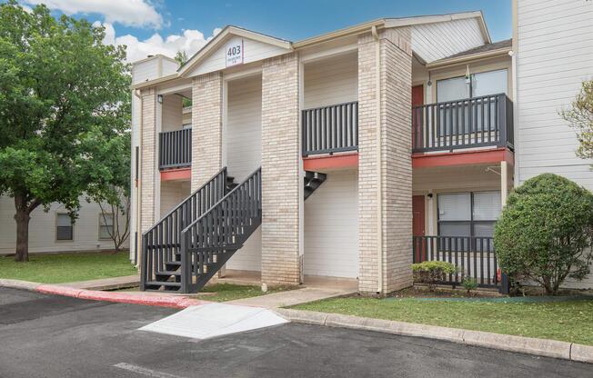 CASTROVILLE, TX LIVING AT COUNTRY VILLA APARTMENTS