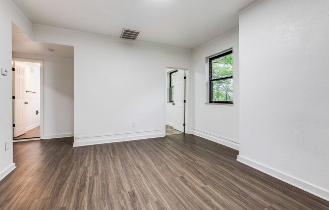 3 beds, 1 bath, $1,300, Unit Apt 3