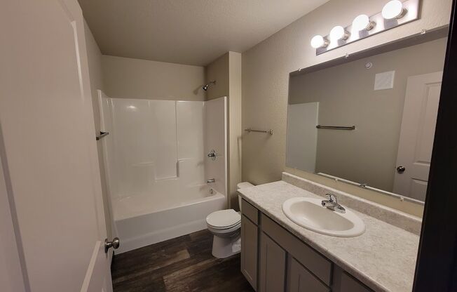 1 bed, 1 bath, 920 sqft, $1,195, Unit 2076-104 1B/1B