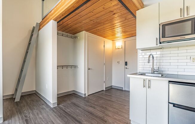 Studio, 1 bath, 405 sqft, $1,159, Unit 612