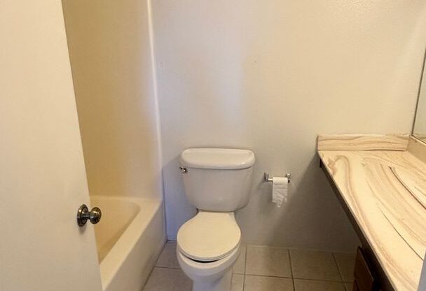 1 bed, 1 bath, 640 sqft, $950, Unit 230