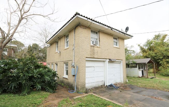 Cute garage apartment right off the sea wall!