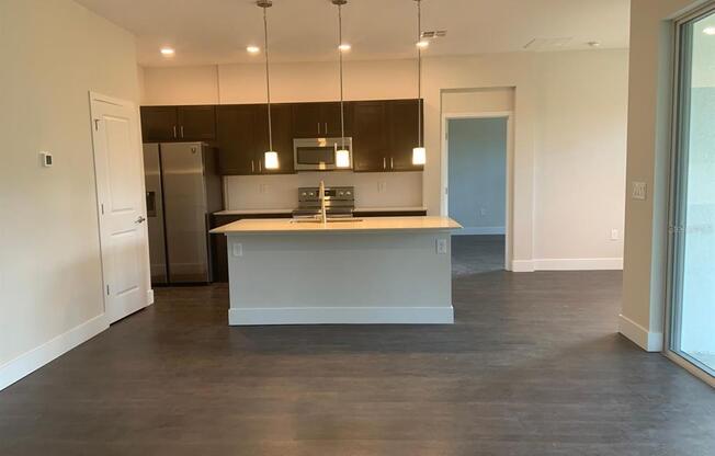7 PINE CRES LN