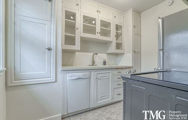 Pet Friendly Condo in Downtown Vancouver W/S/G Included!