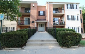 2BD/2BA Condo in Flower Hill - near Shady Grove METRO!
