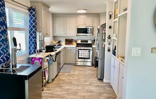 Darling 2 bedroom, 1 bath Single Family Home