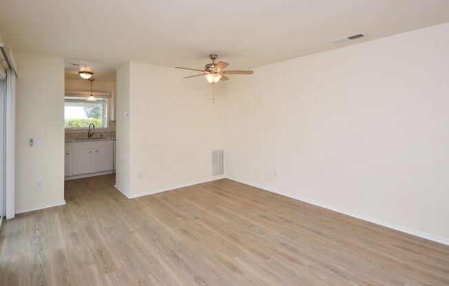 *Move In Special* 55+ Senior Community Located on  Peacock Hills!!