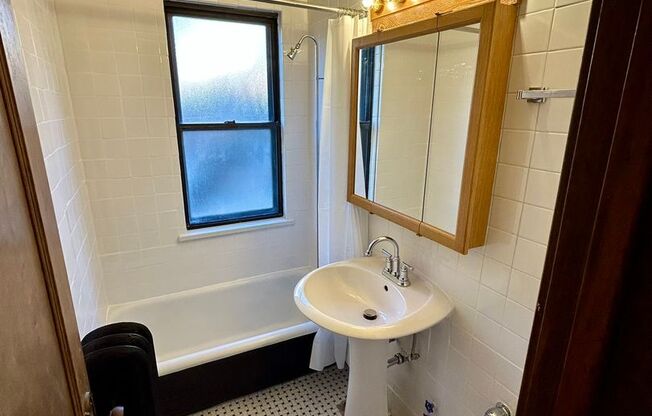 Studio, 1 bath, 320 sqft, $1,375, Unit 225-205