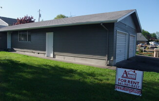 Nice clean unit of a duplex with a 1-car garage / washer and dryer hook ups.