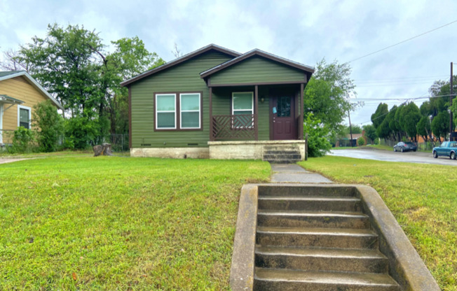 Cute 2 bed/1 bath House Steps Away from Park