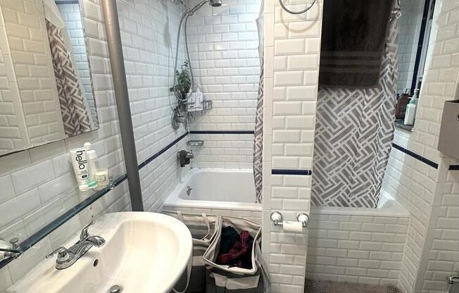 326 W 47 ST