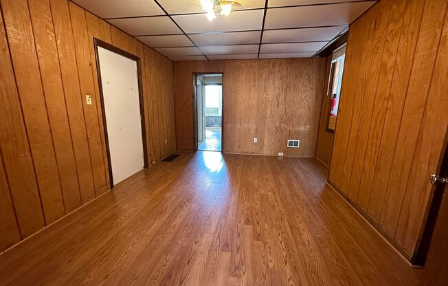 Cozy Two Bedroom Apartment! Great Oakland Location! Call Today!