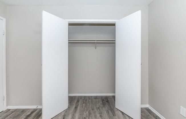 2 beds, 2 baths, 976 sqft, $1,300