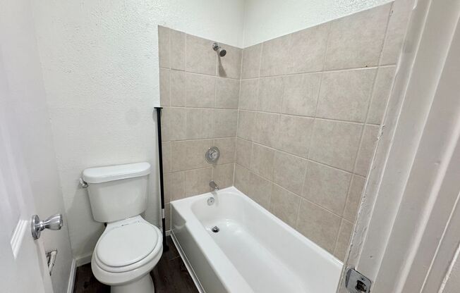 3 beds, 1 bath, 738 sqft, $1,195, Unit 207