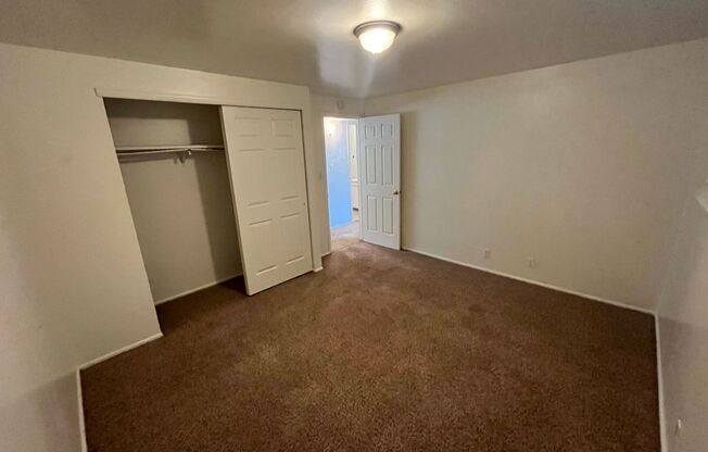 2 beds, 1 bath, $1,195, Unit CREC 4 Plex - 1433