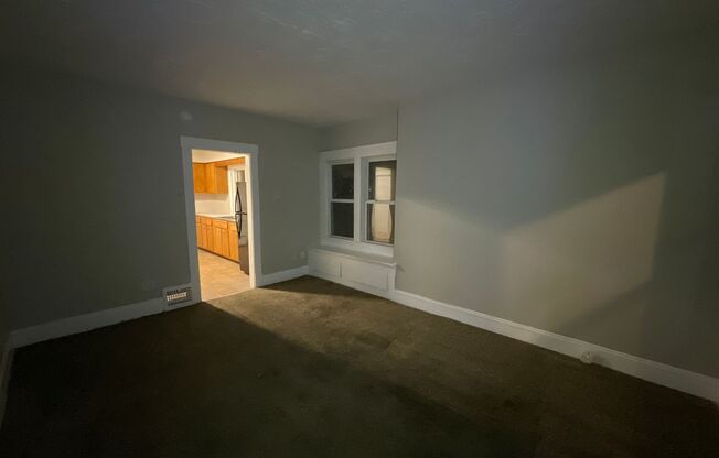 2 beds, 1 bath, $885, Unit Down