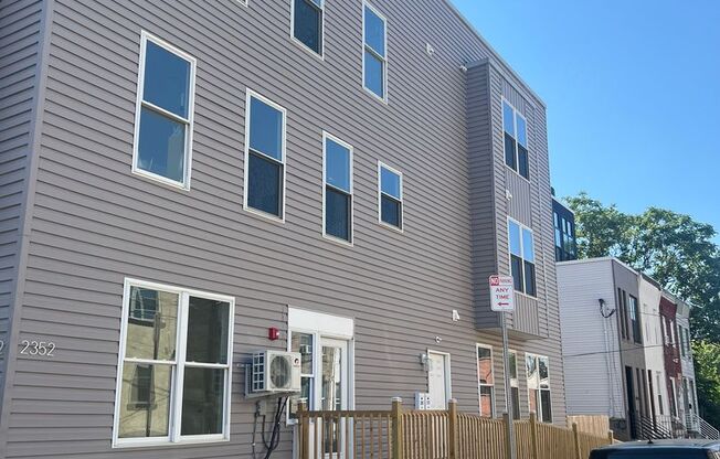 3 beds, 1.5 baths, 1,000 sqft, $1,900, Unit 2352 W Thompson 1st floor