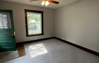 2 beds, 1 bath, $1,050, Unit 2026 LeClaire St.