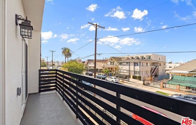 1116 S MARIPOSA AVE