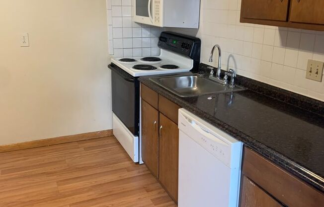 2 beds, 1 bath, 700 sqft, $1,175, Unit 12U