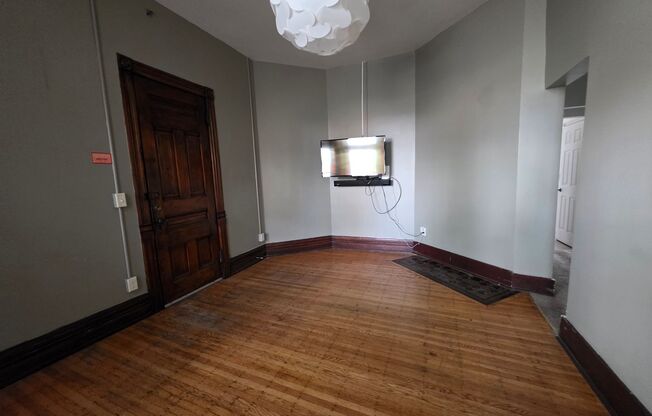 2 beds, 1 bath, $1,500, Unit 15-1