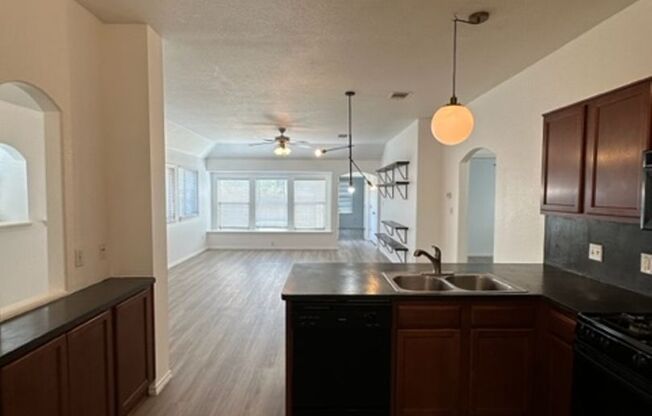 3 beds, 2 baths, $1,650