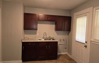 3 beds, 1 bath, $900