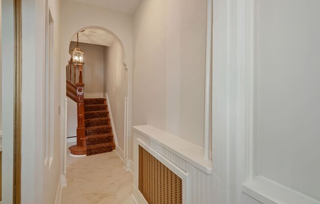 3 Bed 2.5 Bathroom - Capitol Hill Rowhome - Driveway For Parking