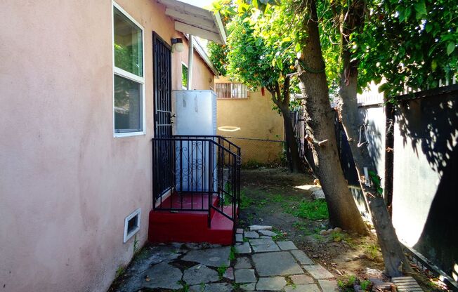 2 beds, 1 bath, $2,350