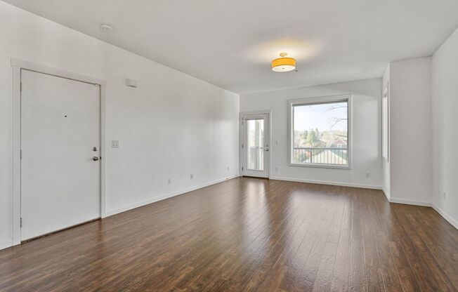 Beautiful, modern 2-bdrm/1-bath condo in vibrant N Portland—Backyard, covered balcony, lots of natural light