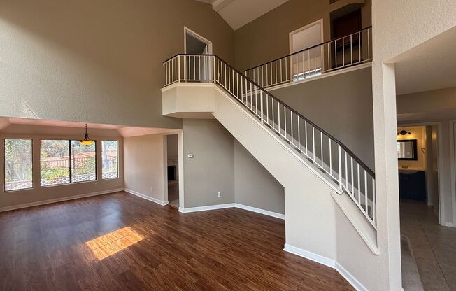 Beautiful 4B/2.5BA House in Vista w/ Attached Garage & AC!