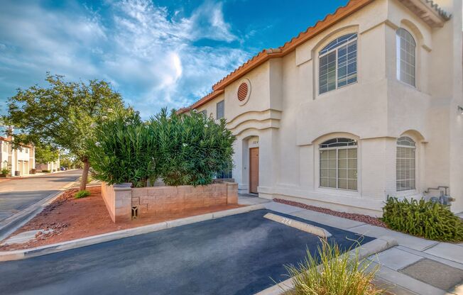 MOVE-IN READY 3-BEDROOM TOWNHOME IN SUMMERLIN!