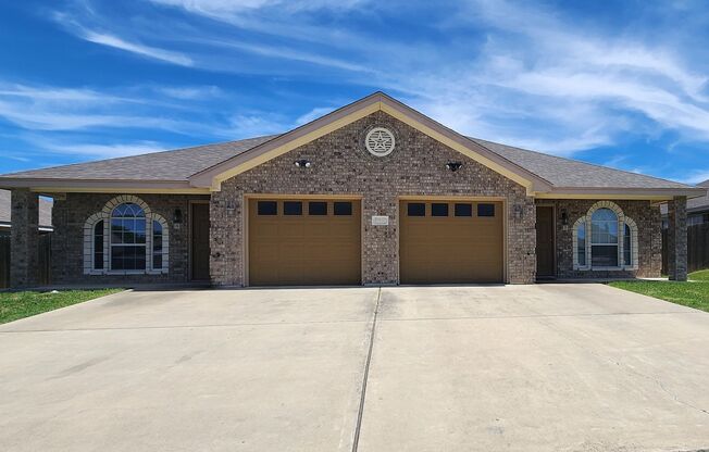 Lovely 2 Bed/2 Bath Duplex in Trimmier Estates! Viewable 9/18