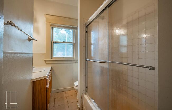 3 beds, 1 bath, $1,800, Unit 1212 Dennison Ave