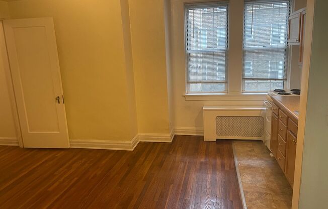 Studio, 1 bath, 321 sqft, $1,100, Unit New King Edward  610