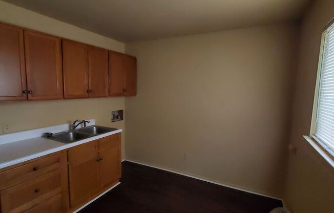 2 beds, 1 bath, $850, Unit C