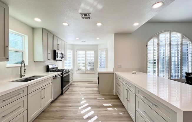 Stunning renovated 3BD/2BA, furnished single story house near Summerlin South!