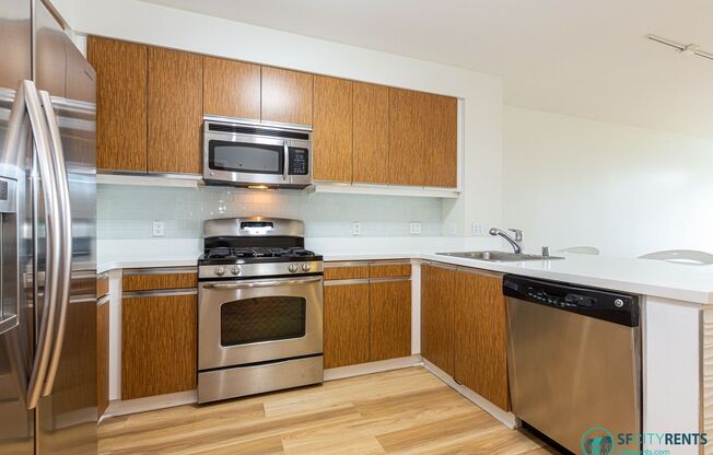 Bayview: Bi-Level 3 Bed 3 Bath w/ Parking, W/D in unit & 2 Balconies