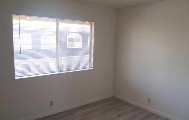 2 beds, 1 bath, $2,400, Unit 20