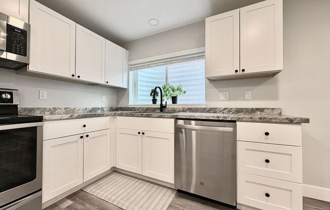 Fully Remodeled 2BR with Private Entrance, In-Unit Laundry & Parking