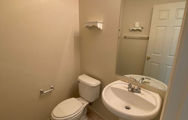 Great 3 bed 2.5 bath townhouse located near Summerlin