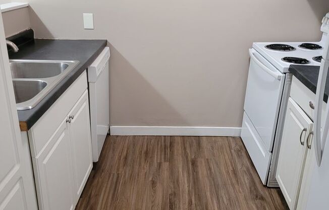 3 beds, 1 bath, 1,050 sqft, $1,125, Unit 350 D02